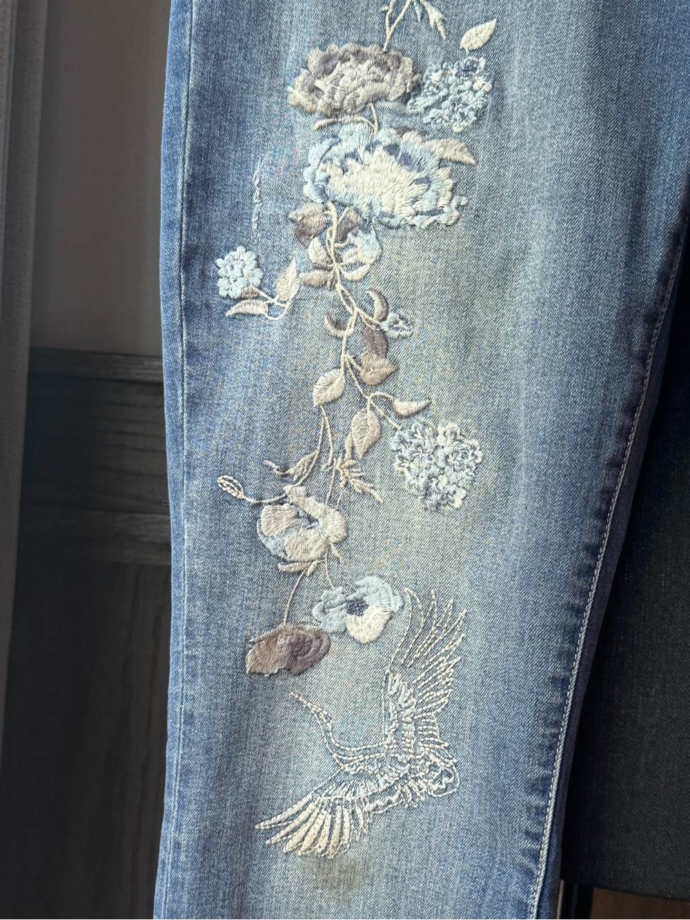 Seven7 Light Blue Slim Straight Jeans with Floral & Bird Embroidery Sz 10 - Picture 4 of 9